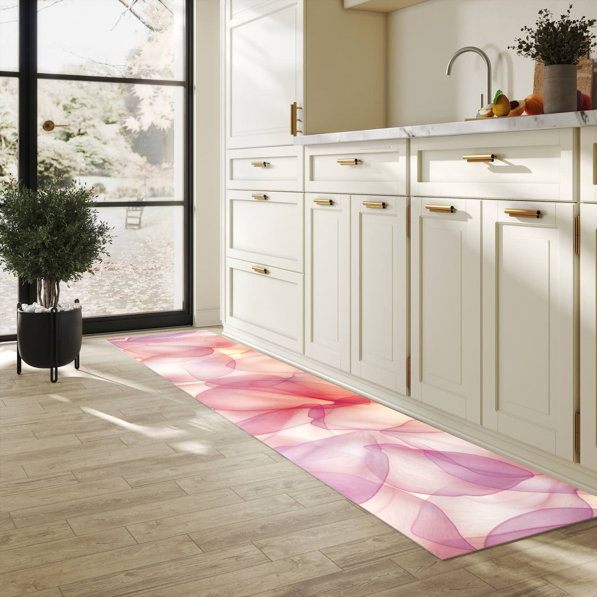 Fleckenresistenter langer Teppich mit Motiv Zarte Blütenblätter in heller Küche