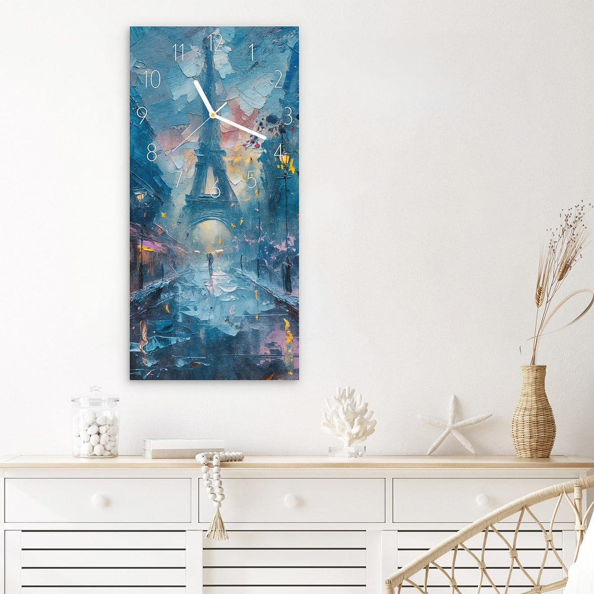 Wanduhr Pariser Nacht aus Glas – Hochformat 30 × 60 cm – Eiffelturm zwischen beleuchteten Cafés