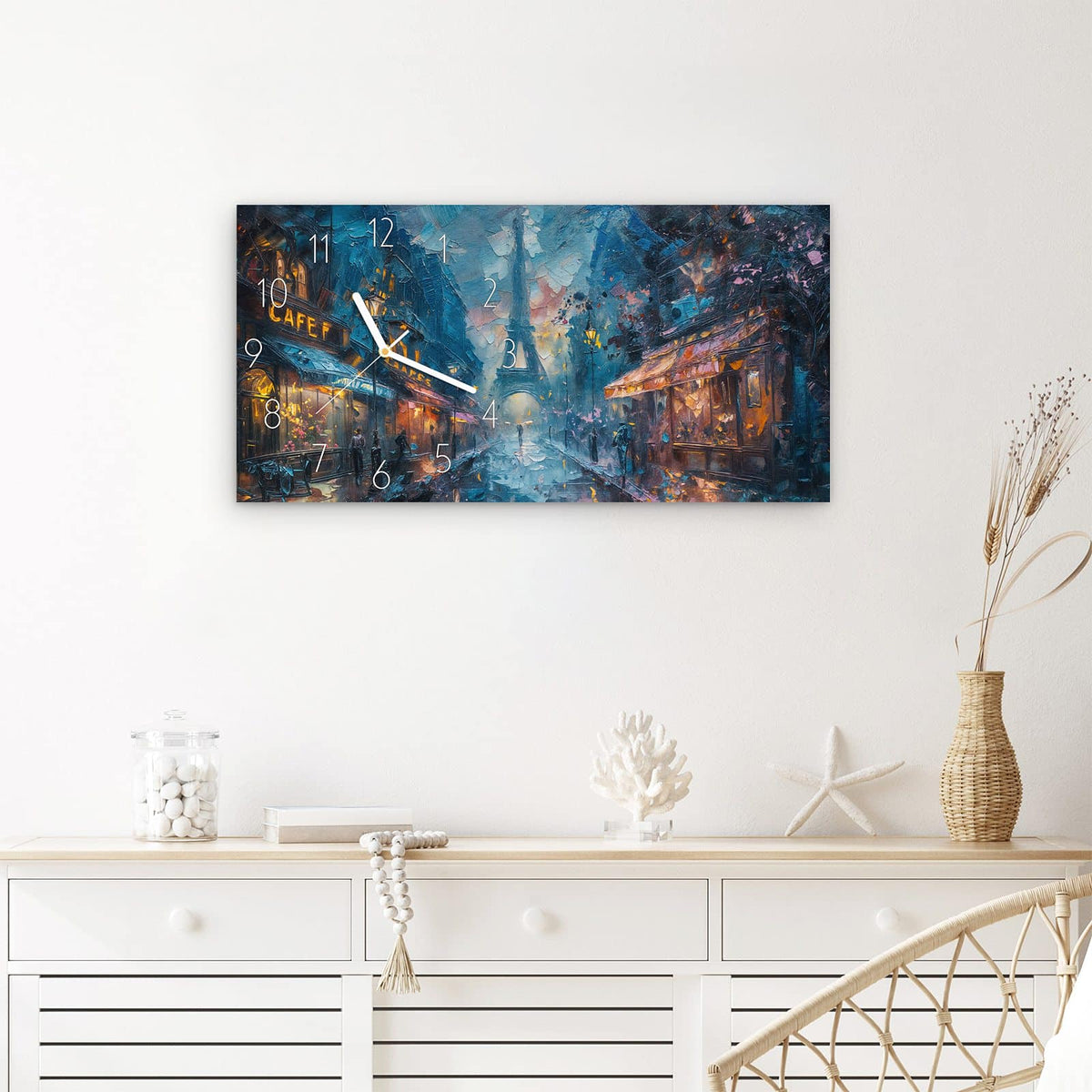 Wanduhr Pariser Nacht aus Glas – Querformat 60 × 30 cm – Eiffelturm zwischen beleuchteten Cafés