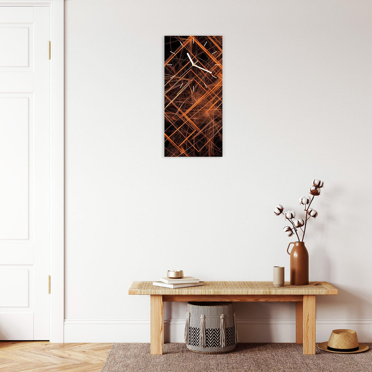 Wanduhr aus Glas im Hochformat Orange Lichtlinien mit Ziffernblatt Linie über einer Holzbank im Flur