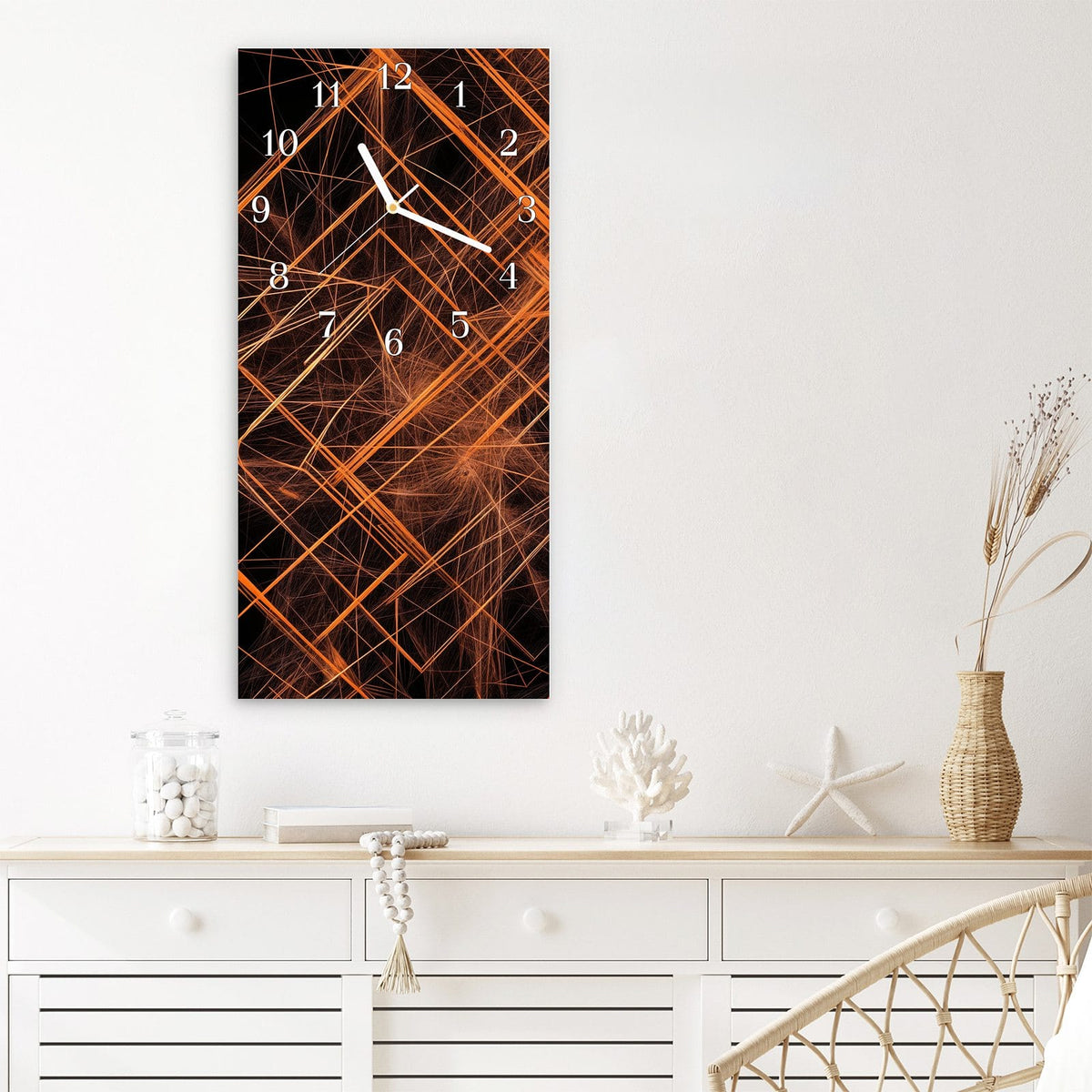 Wanduhr aus Glas im Hochformat Orange Lichtlinien mit Ziffernblatt Klassisch über einem weißen Sideboard