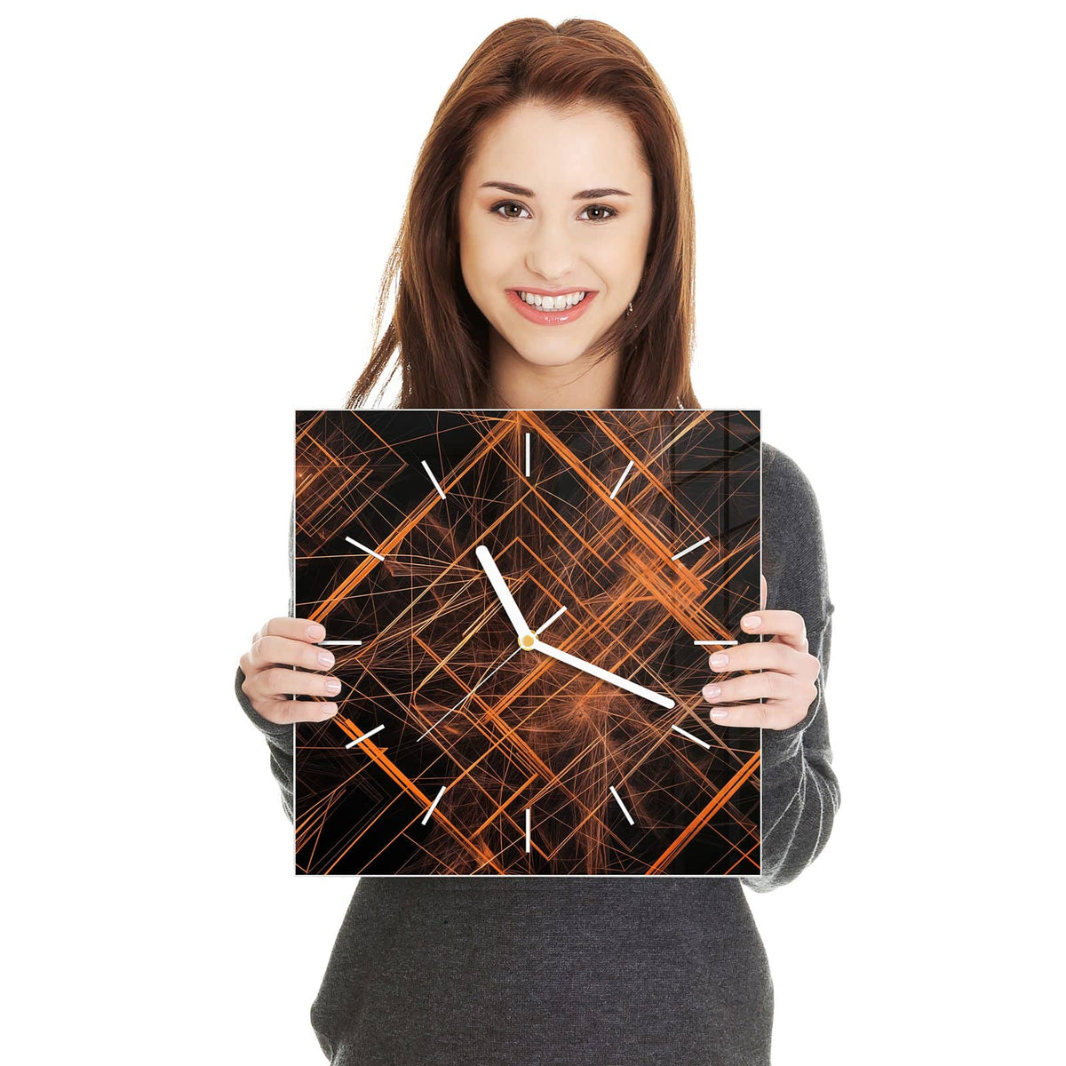 Quadratische Wanduhr aus Glas Orange Lichtlinien in zwei Händen gehalten – Größenvergleich, 30 × 30 cm