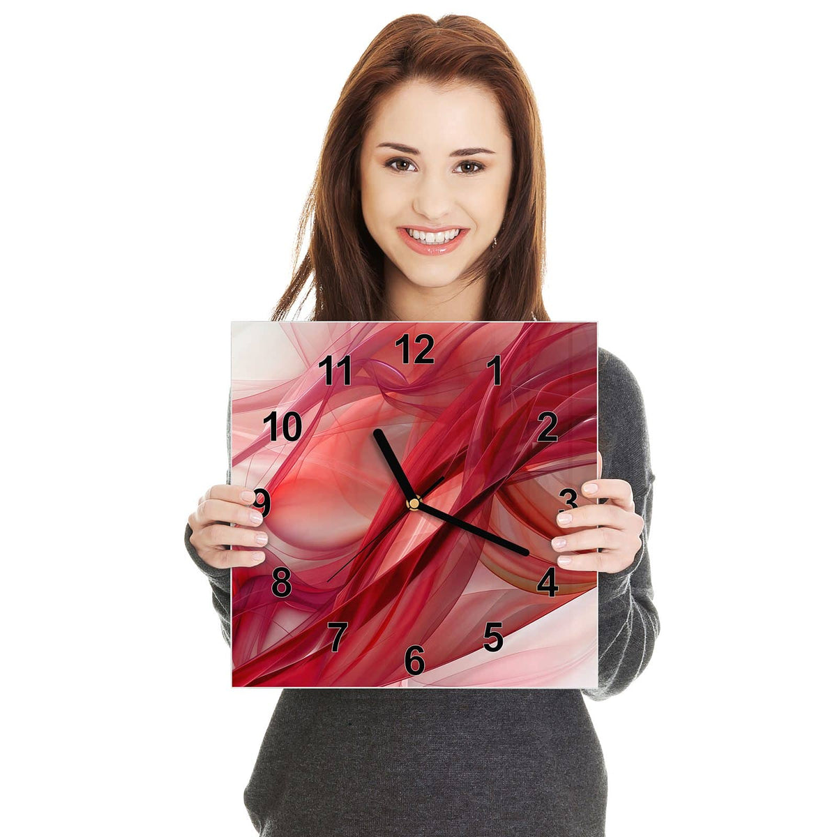 Quadratische Wanduhr aus Glas Rote Schleier in zwei Händen gehalten – Größenvergleich, 30 × 30 cm