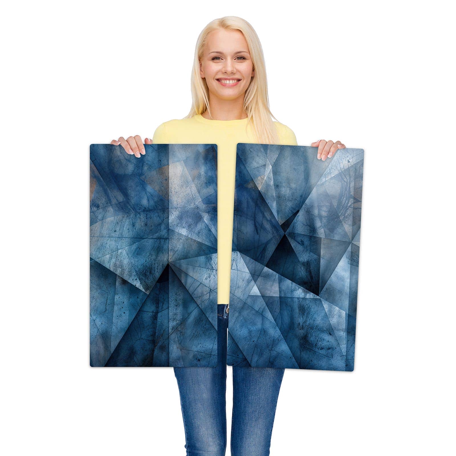 2-teilige Herdabdeckplatte mit Geometric Pattern-Motiv wird zur Größendarstellung gehalten