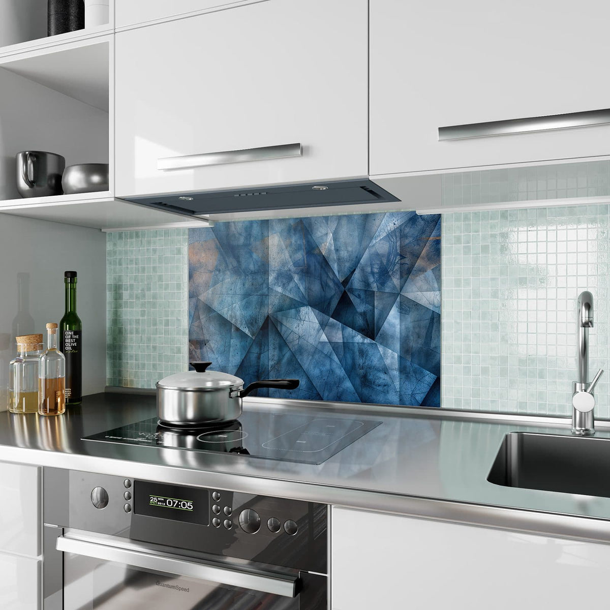 Küchenrückwand aus Glas Blaue Facetten im Hochformat als Spritzschutz hinter dem Kochfeld, über dem Fliesenspiegel montiert