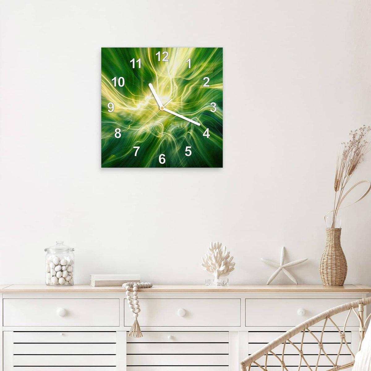 Quadratische Wanduhr aus Glas Grüner Lichtwirbel mit Ziffernblatt Modern über einem weißen Sideboard