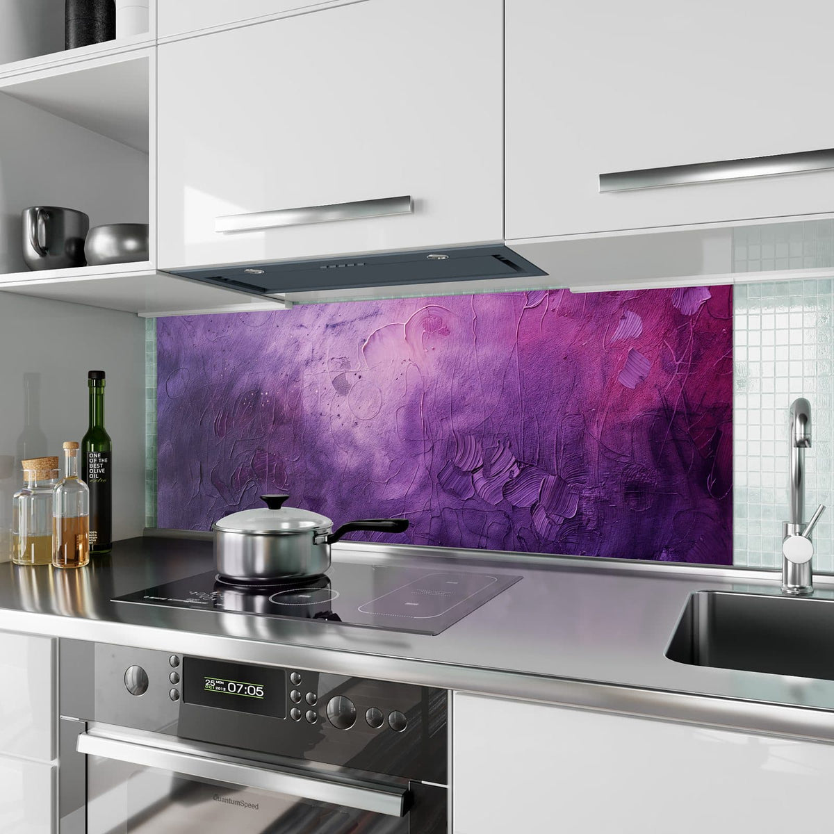Küchenrückwand aus Glas Violetter Farbnebel im Hochformat als Spritzschutz hinter dem Kochfeld, über dem Fliesenspiegel montiert