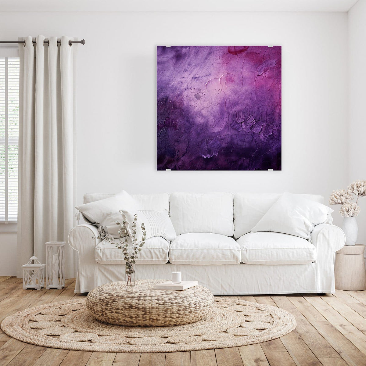 Glasbild Violetter Farbnebel an der Wand – Verwaschene violette Farbfläche mit Magenta oben rechts und eingeritzten Spachtelspuren.