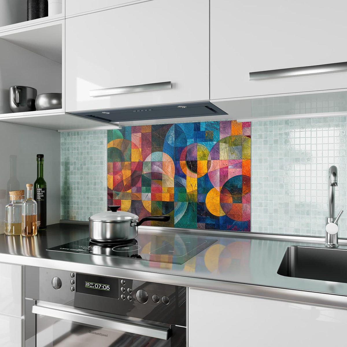 Küchenrückwand aus Glas Kreise und Quadrate im Hochformat als Spritzschutz hinter dem Kochfeld, über dem Fliesenspiegel montiert