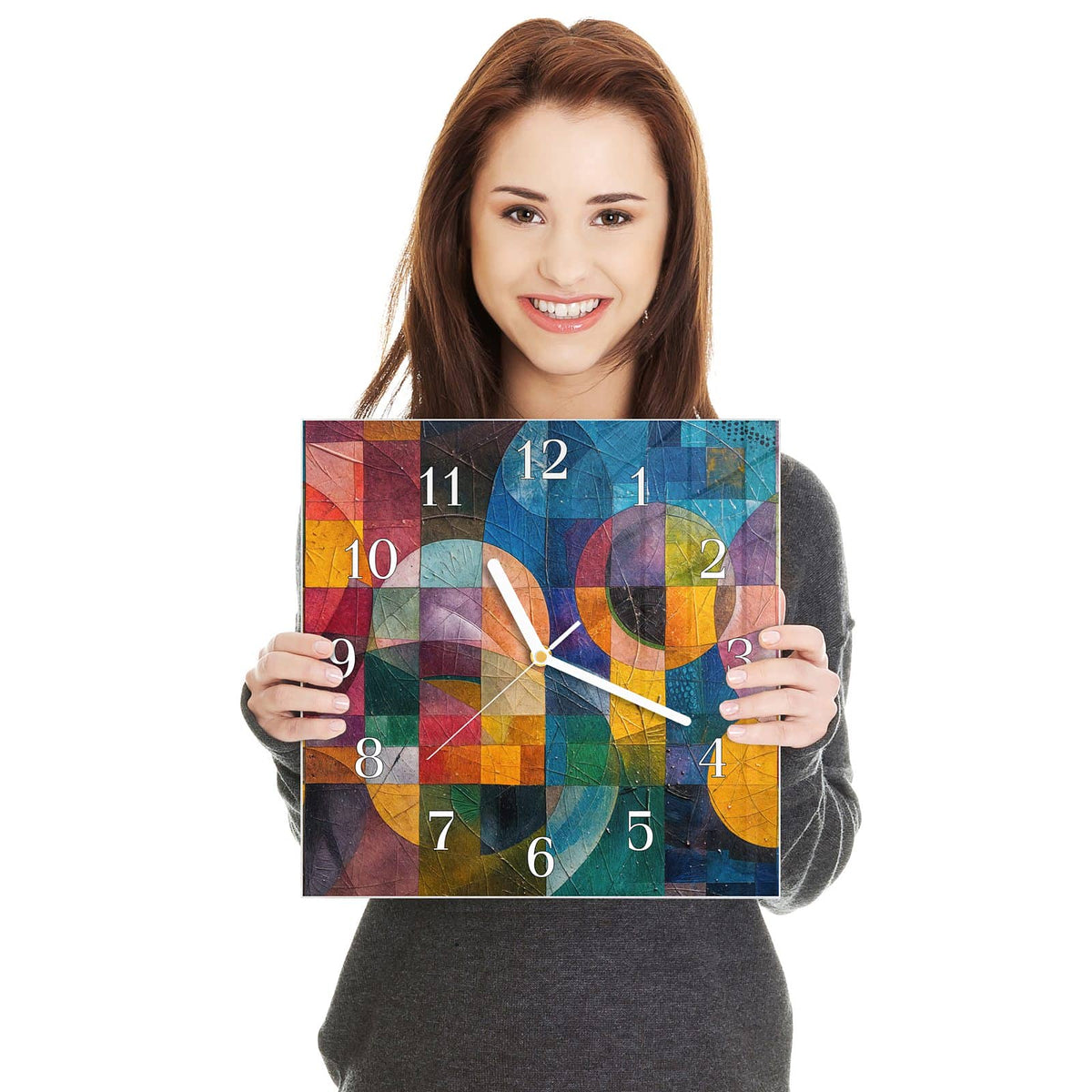 Quadratische Wanduhr aus Glas Kreise und Quadrate in zwei Händen gehalten – Größenvergleich, 30 × 30 cm