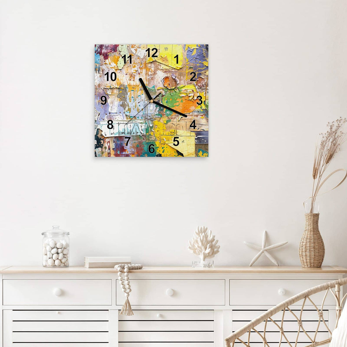 Quadratische Wanduhr aus Glas Abgerissene Plakate mit Ziffernblatt Modern über einem weißen Sideboard