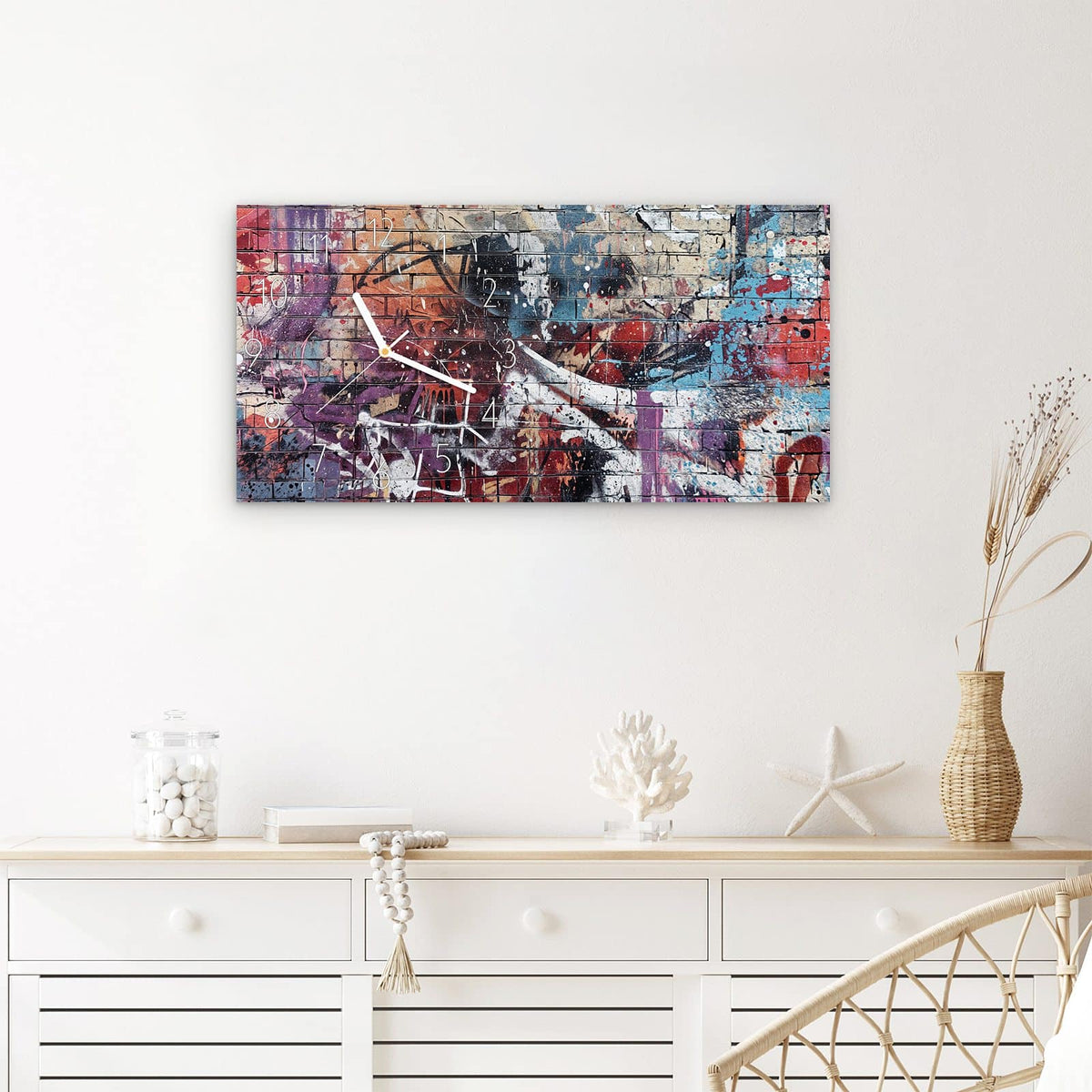 Wanduhr Abstrakte Graffiti-Mauer aus Glas – Querformat 60 × 30 cm – Graffiti auf roter Ziegelmauer