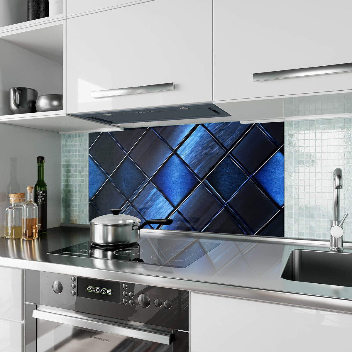 Küchenrückwand aus Glas Metallkacheln in Blau im Hochformat als Spritzschutz hinter dem Kochfeld, über dem Fliesenspiegel montiert