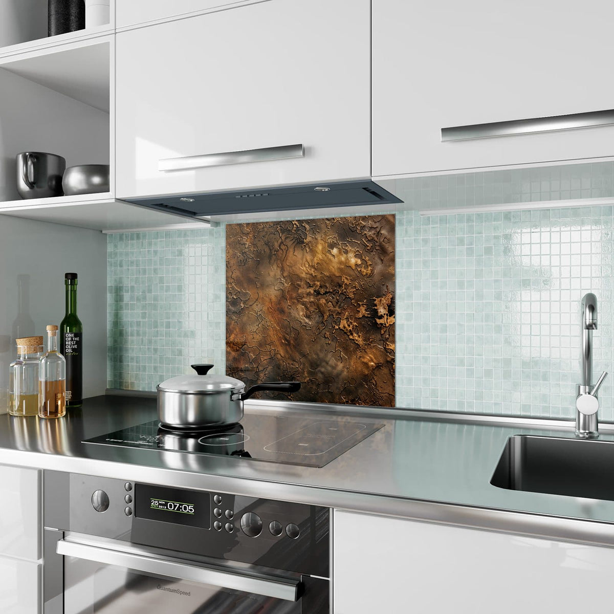 Küchenrückwand aus Glas Dunkle Bronzepatina im quadratischen Format als Spritzschutz hinter dem Kochfeld, über dem Fliesenspiegel montiert