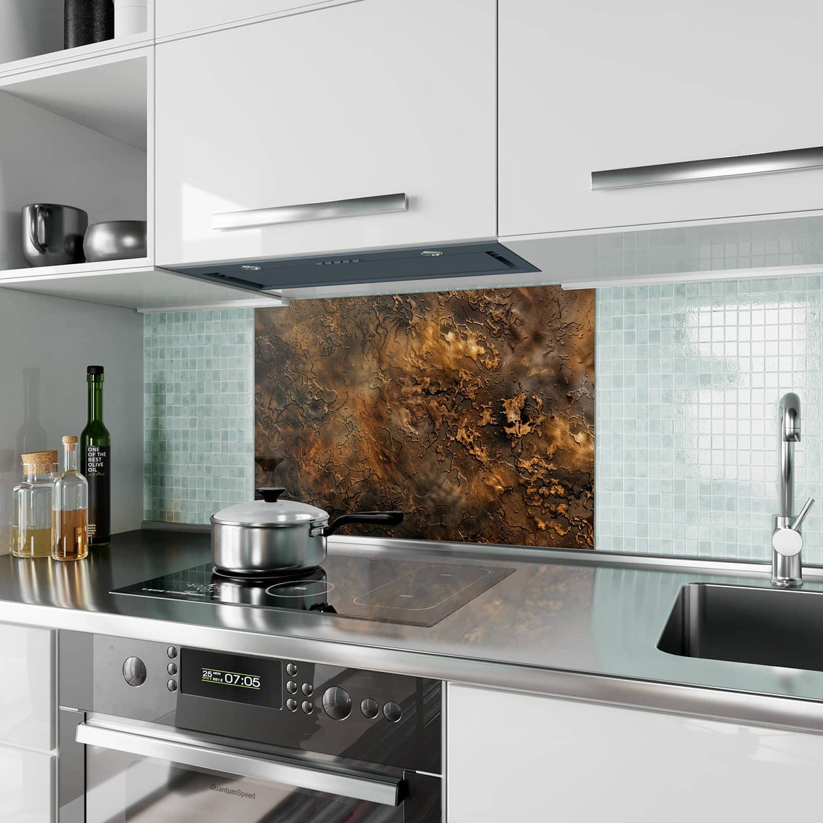 Küchenrückwand aus Glas Dunkle Bronzepatina im Hochformat als Spritzschutz hinter dem Kochfeld, über dem Fliesenspiegel montiert