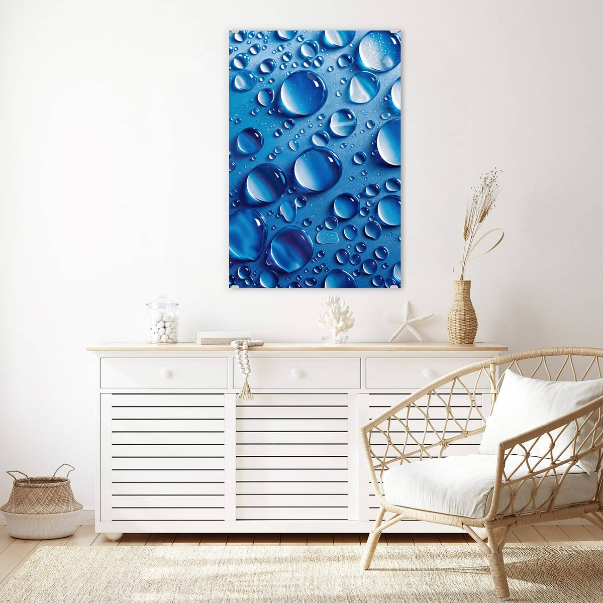 Glasbild Tropfen auf Blau an der Wand – Runde Wassertropfen auf tiefblauer Fläche mit hellen Reflexen