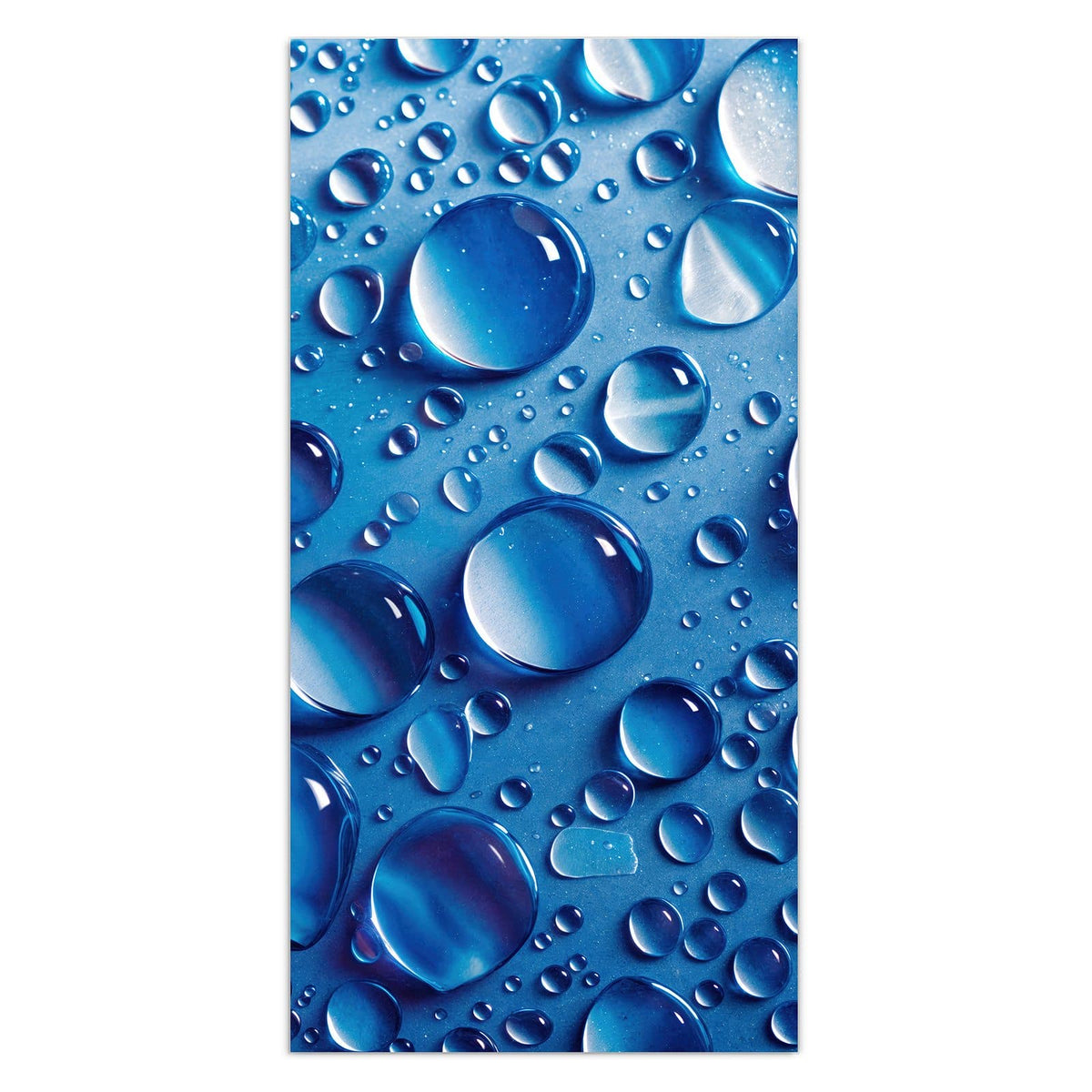Runde Wassertropfen auf tiefblauer Fläche mit hellen Reflexen