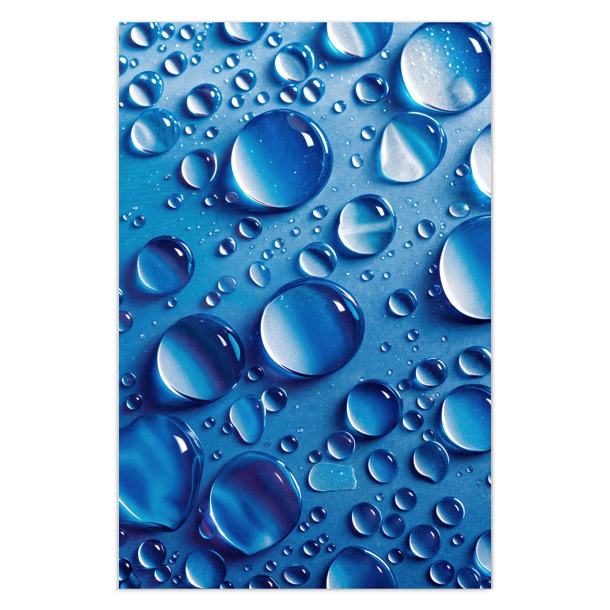 Runde Wassertropfen auf tiefblauer Fläche mit hellen Reflexen