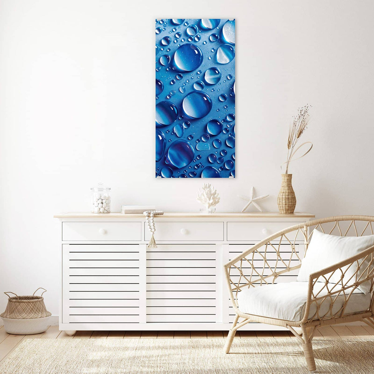 Glasbild Tropfen auf Blau an der Wand – Runde Wassertropfen auf tiefblauer Fläche mit hellen Reflexen