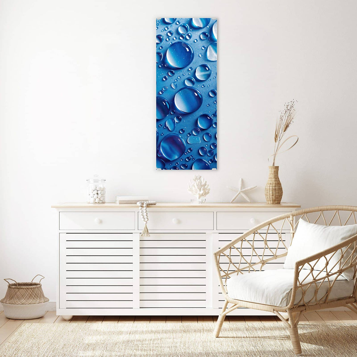 Wandbild - Tropfen auf Blau - Hochformat – Tropfen auf tiefblauer Fläche
