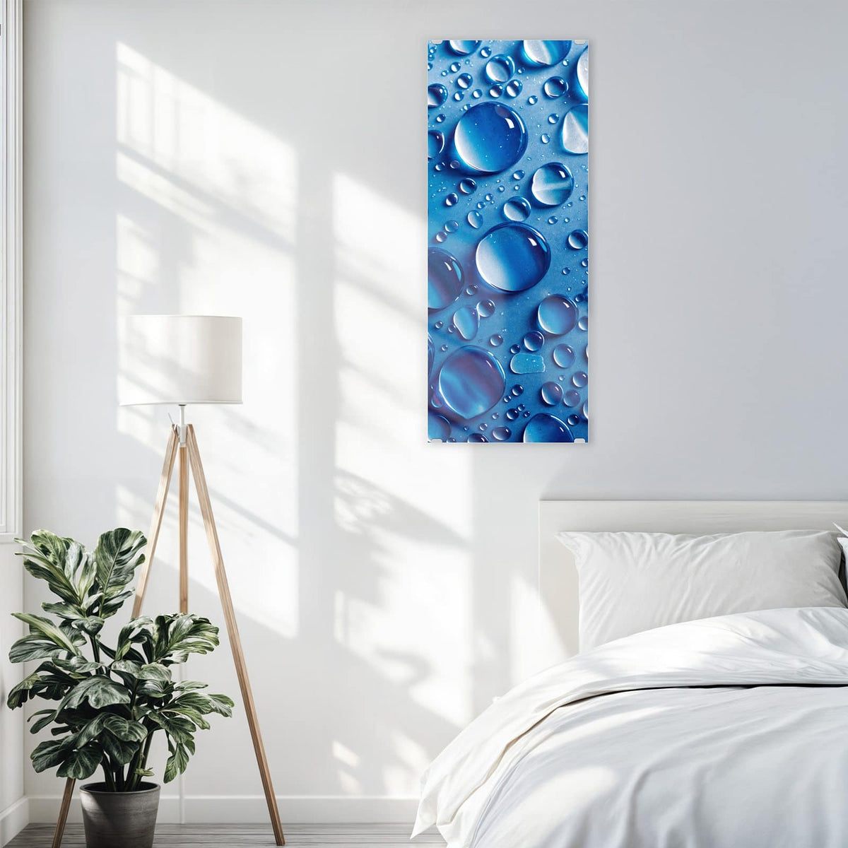 Glasbild Tropfen auf Blau an der Wand – Runde Wassertropfen auf tiefblauer Fläche mit hellen Reflexen