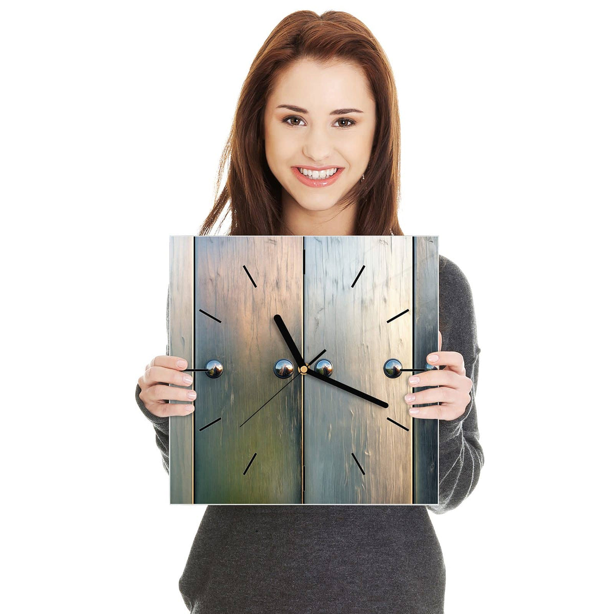 Quadratische Wanduhr aus Glas Metallknöpfe auf Holz in zwei Händen gehalten – Größenvergleich, 30 × 30 cm