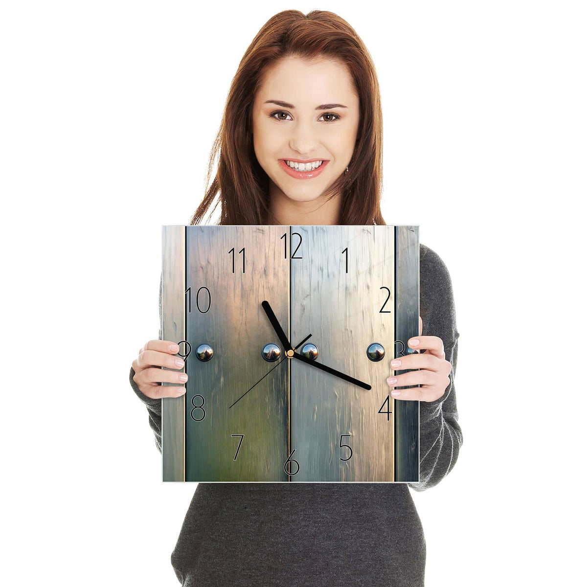 Quadratische Wanduhr aus Glas Metallknöpfe auf Holz in zwei Händen gehalten – Größenvergleich, 30 × 30 cm