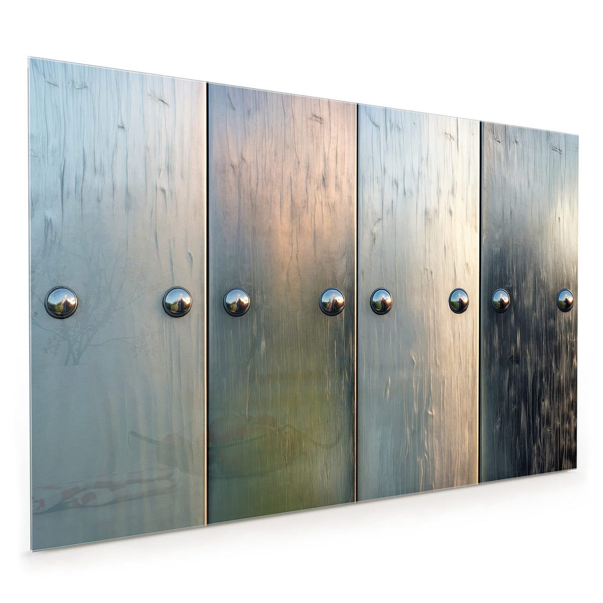 Küchenrückwand aus Glas im Hochformat: Sechs senkrechte Holzpaneele in Grau-Grün-Tönen, jedes mit einem runden, glänzenden Metallknopf