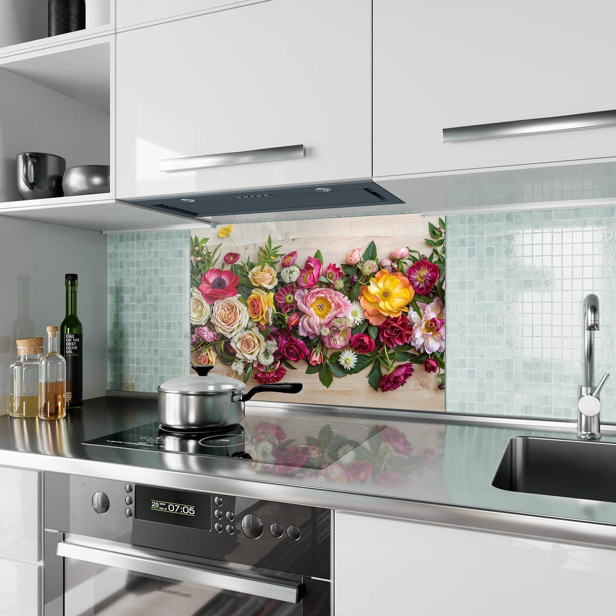 Küchenrückwand aus Glas Blumenband auf Holz im Hochformat als Spritzschutz hinter dem Kochfeld, über dem Fliesenspiegel montiert