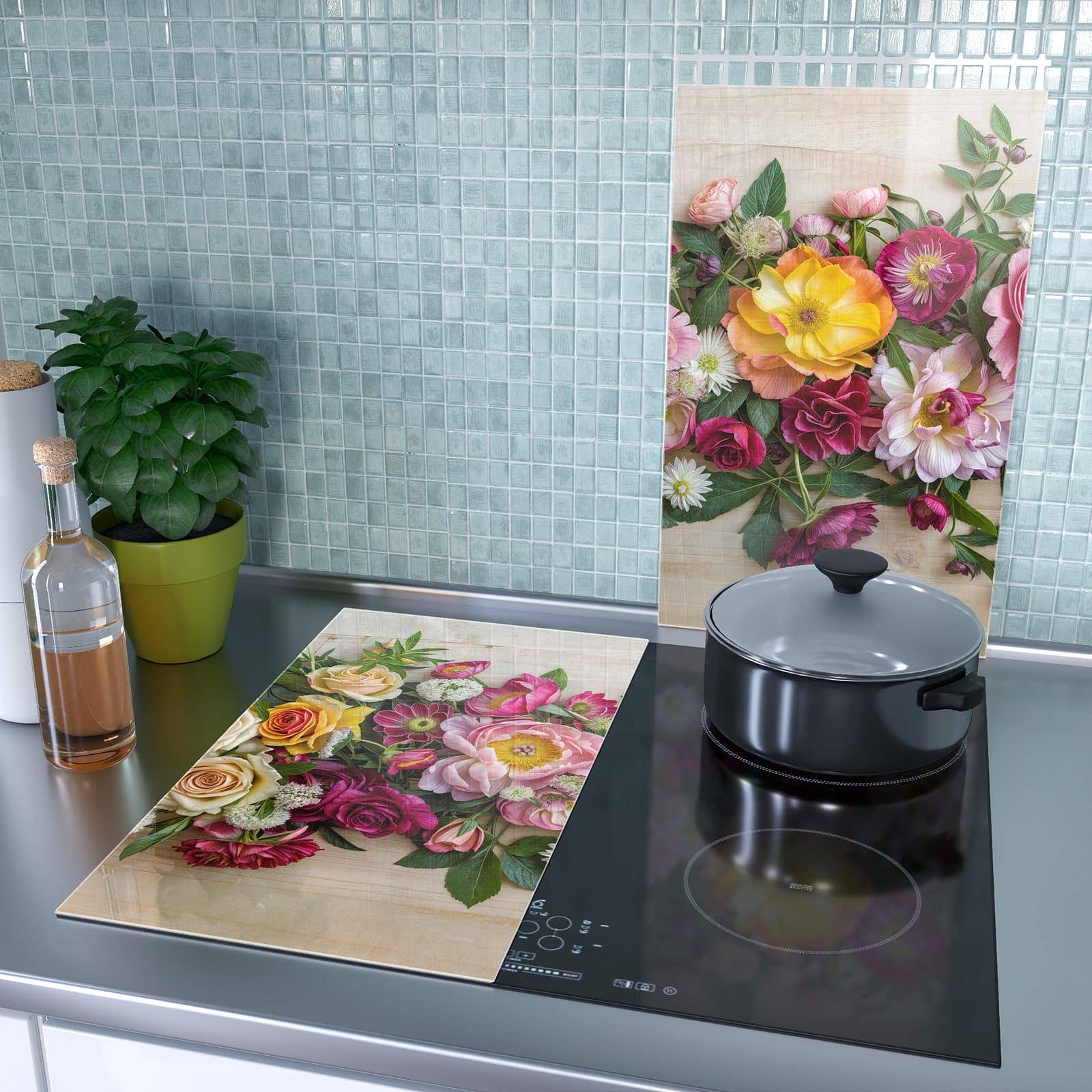 2-teilige Herdabdeckplatte mit Blumenbouquet-Motiv als Spritzschutz hinter dem Kochfeld