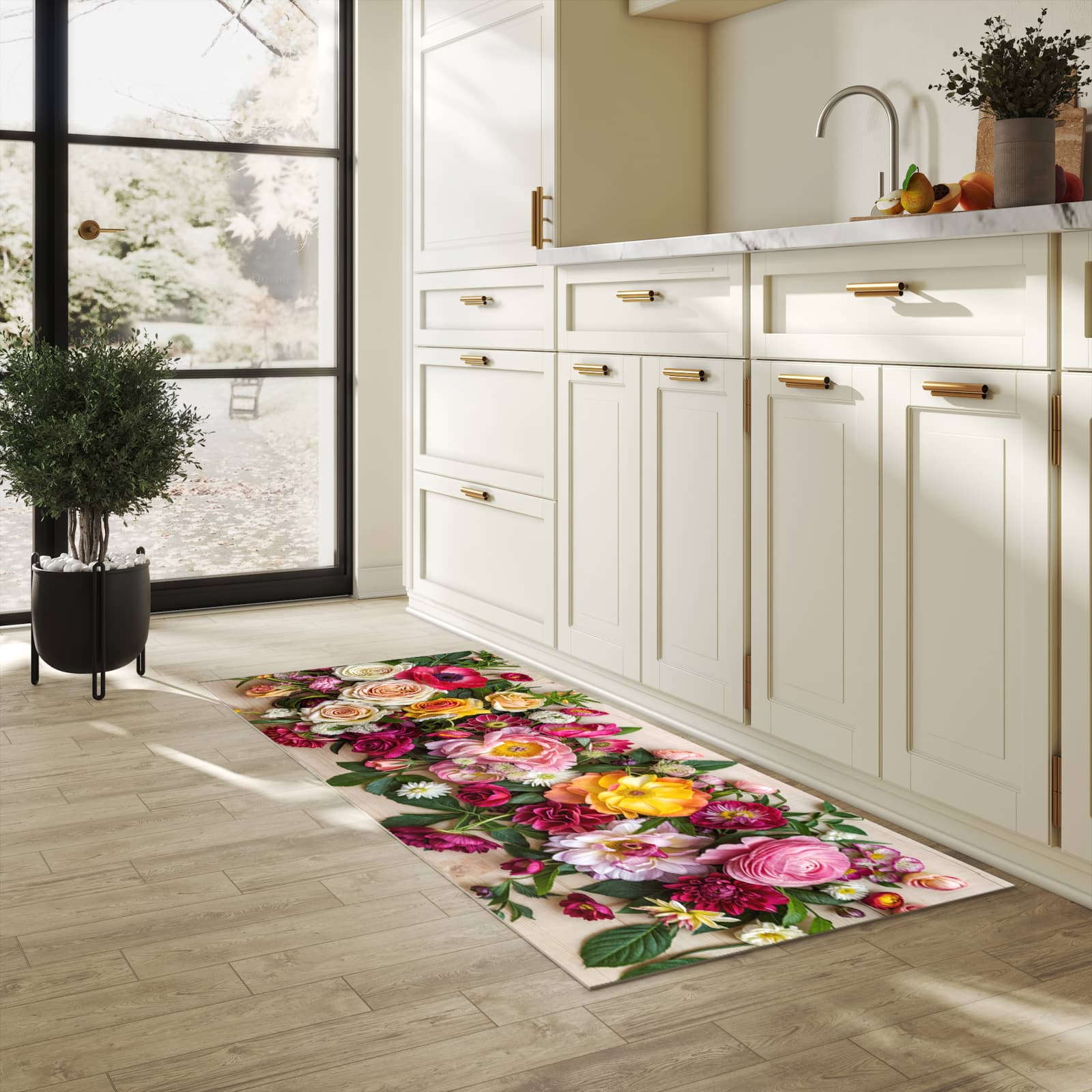 Abriebfester Küchenteppich mit Motiv Blumenbouquet in heller Küche