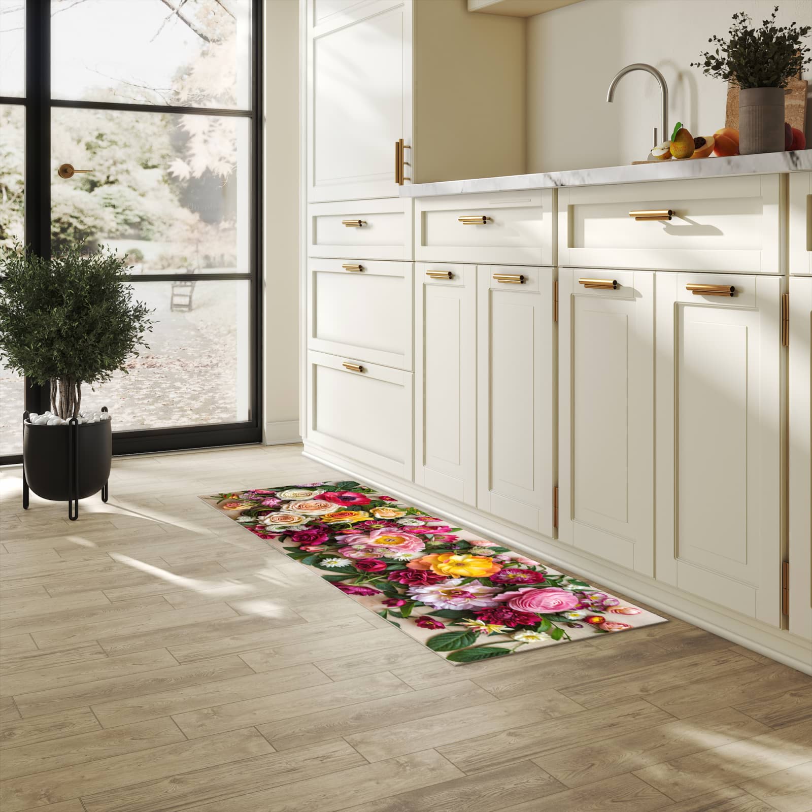 Farbbeständiger Küchenteppich mit Motiv Blumenbouquet in heller Küche