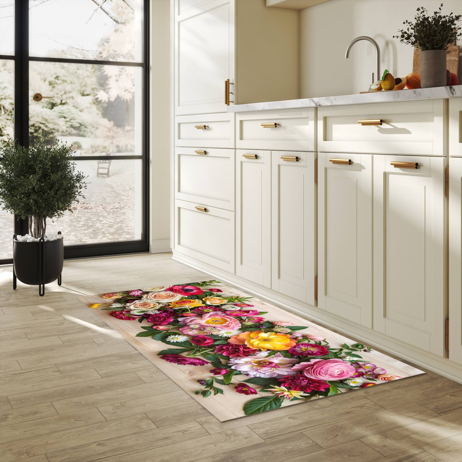 Fleckenresistenter Küchenläufer mit Motiv Blumenbouquet in heller Küche