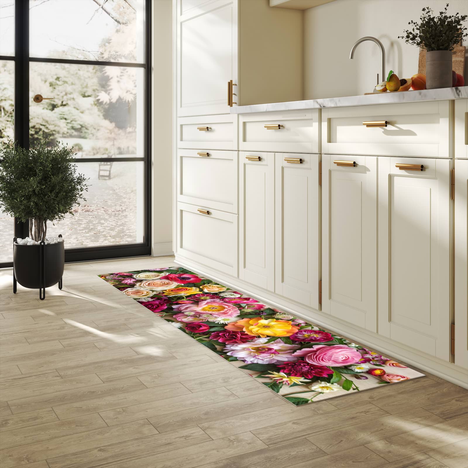 Formstabiler waschbarer Küchenteppich mit Motiv Blumenbouquet in heller Küche