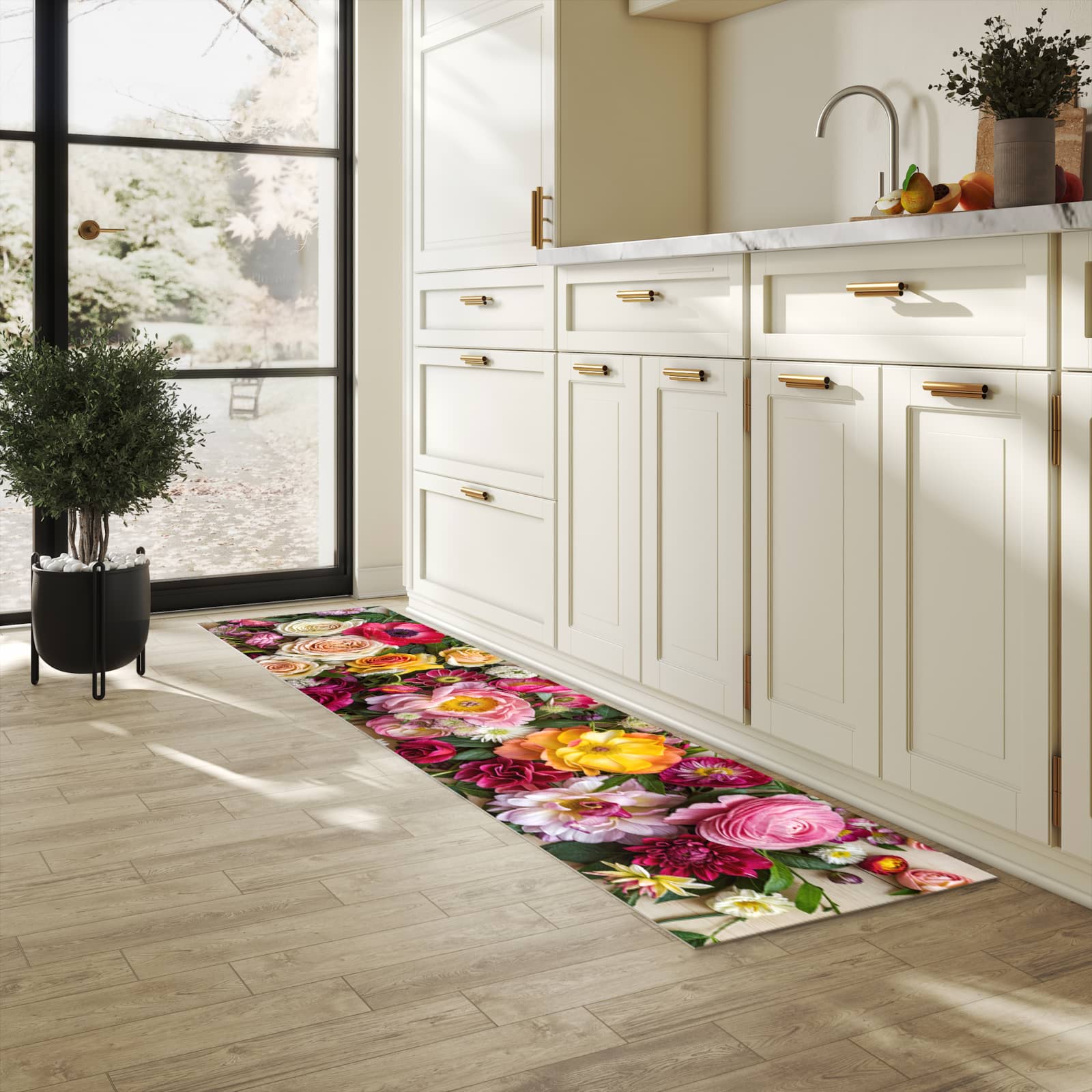 Waschbarer Küchenteppich mit Motiv Blumenbouquet in heller Küche für sichere Aufbewahrung