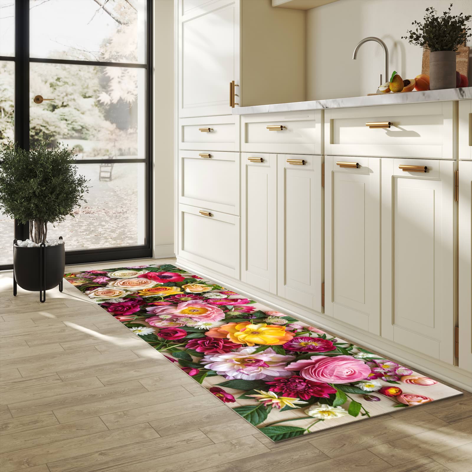 Komfortabler Küchenläufer mit Motiv Blumenbouquet in heller Küche