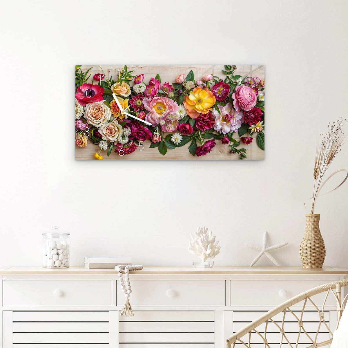 Wanduhr Blumenbouquet aus Glas – Querformat 60 × 30 cm – Blumenarrangement auf hellem Holz