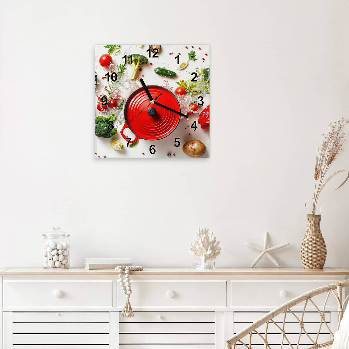Quadratische Wanduhr aus Glas Roter Topf mit Gemüse mit Ziffernblatt Modern über einem weißen Sideboard