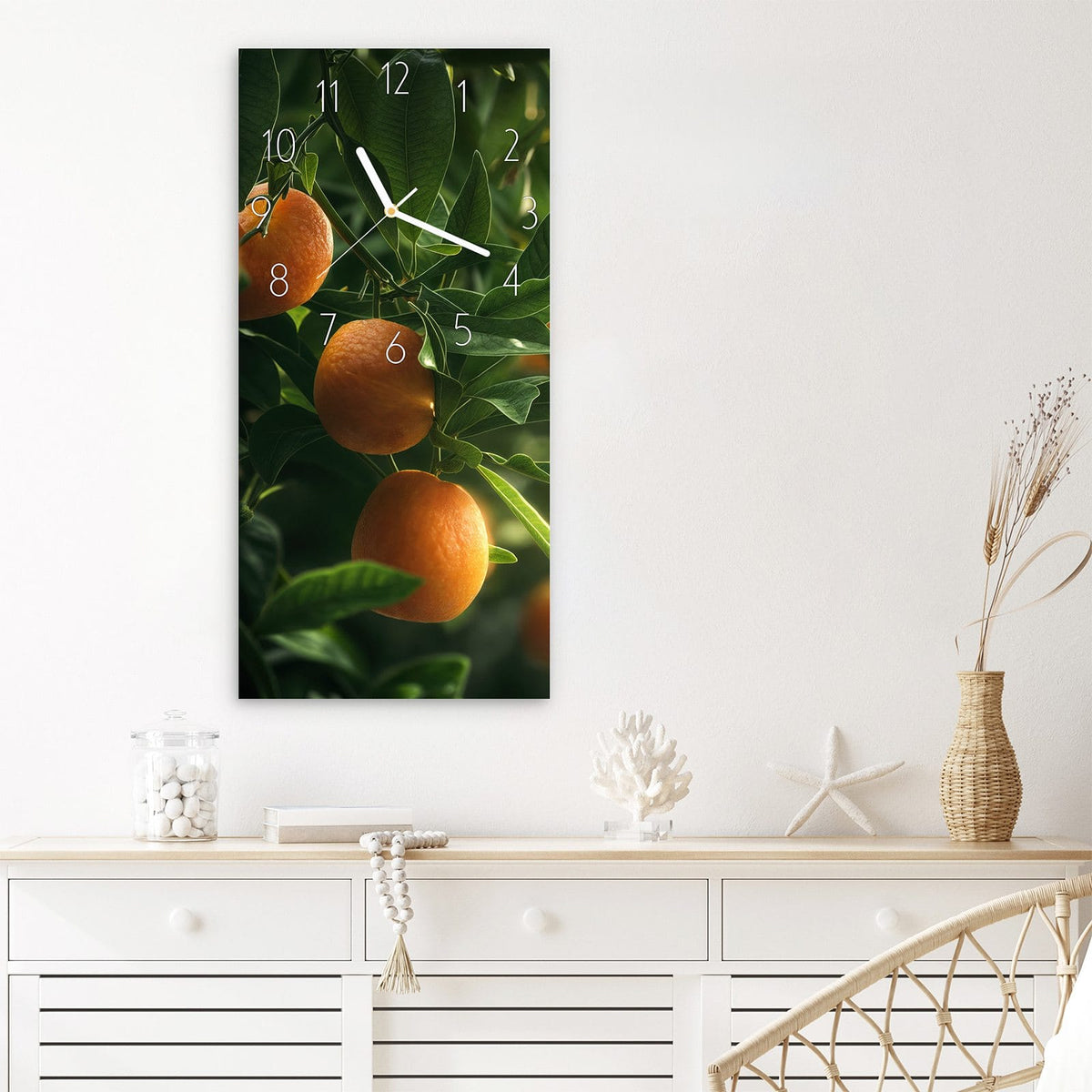 Wanduhr Orangenbaum Closeup aus Glas – Reife Orangen am sonnigen Zweig