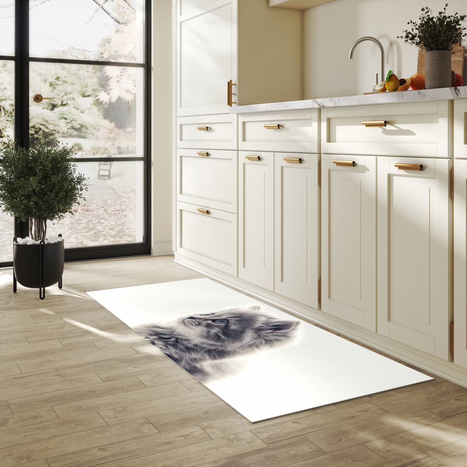 Geruchsneutraler Küchenläufer mit Motiv Kitten Portrait in heller Küche