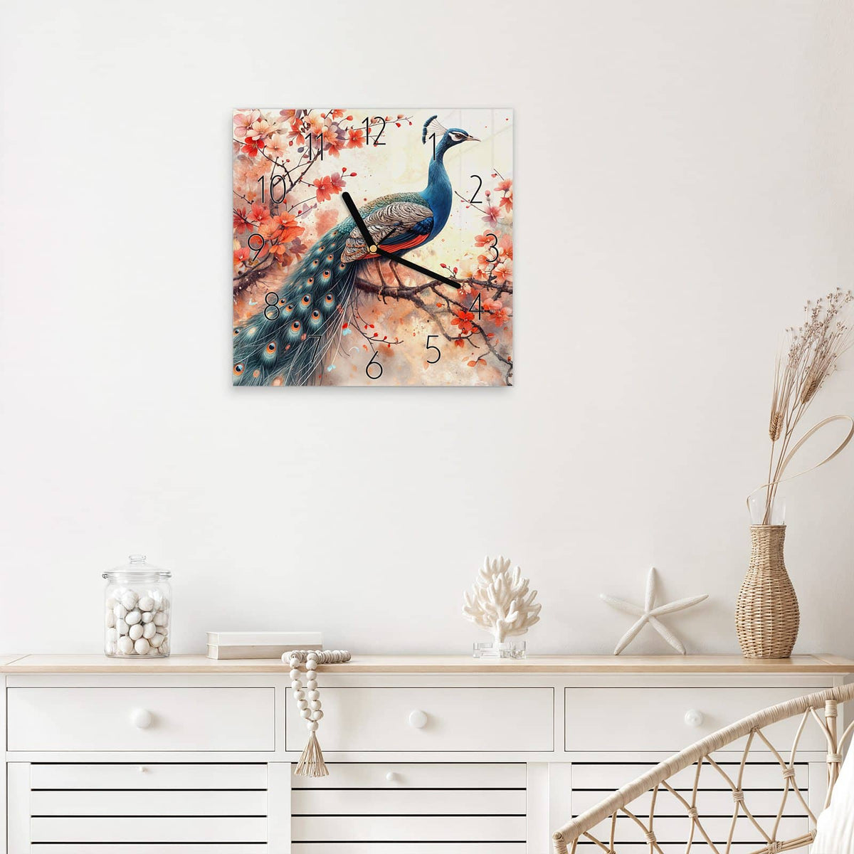Quadratische Wanduhr aus Glas Pfau auf Kirschzweig mit Ziffernblatt Elegant über einem weißen Sideboard