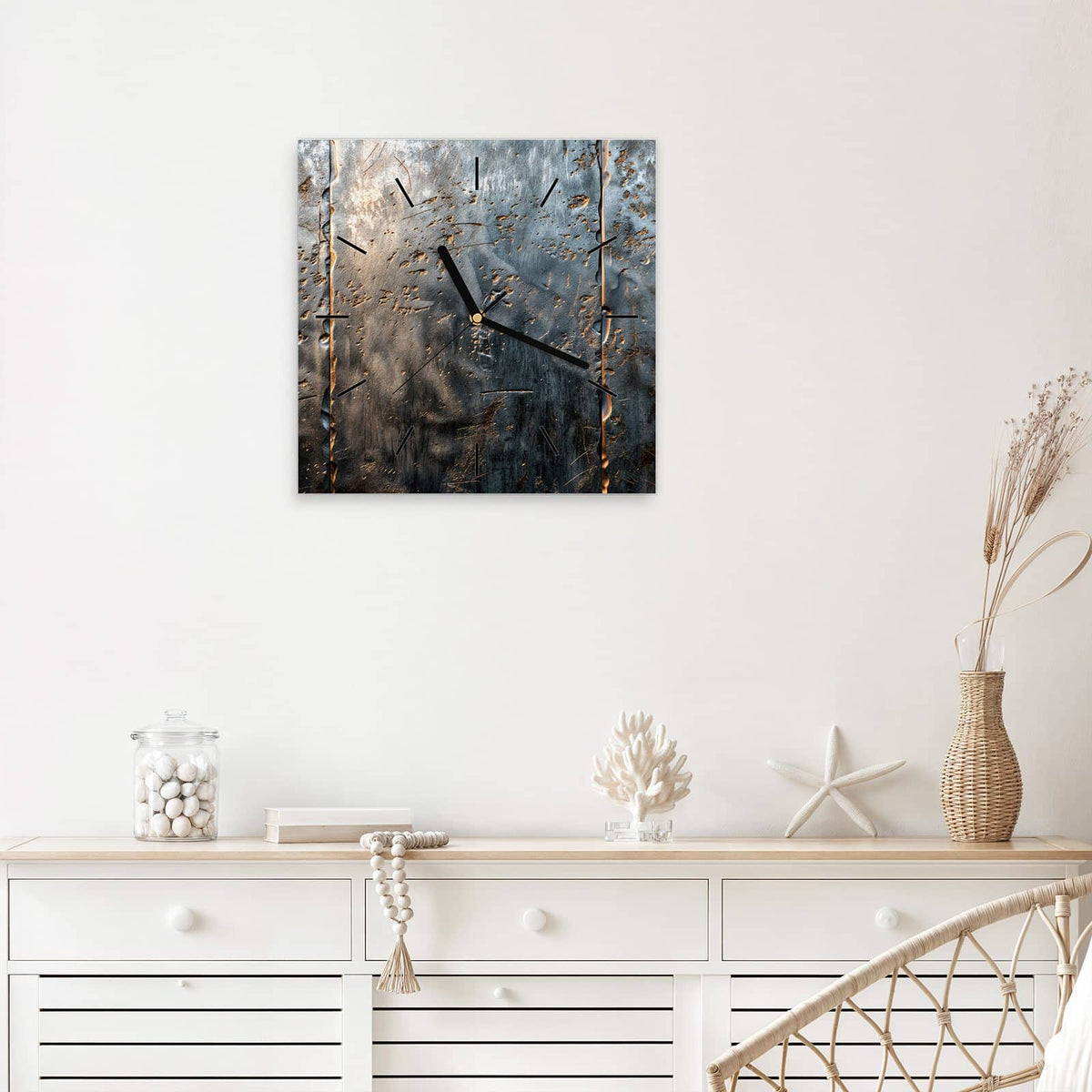 Quadratische Wanduhr aus Glas Rostige Stahlplatten mit Ziffernblatt Linie über einem weißen Sideboard