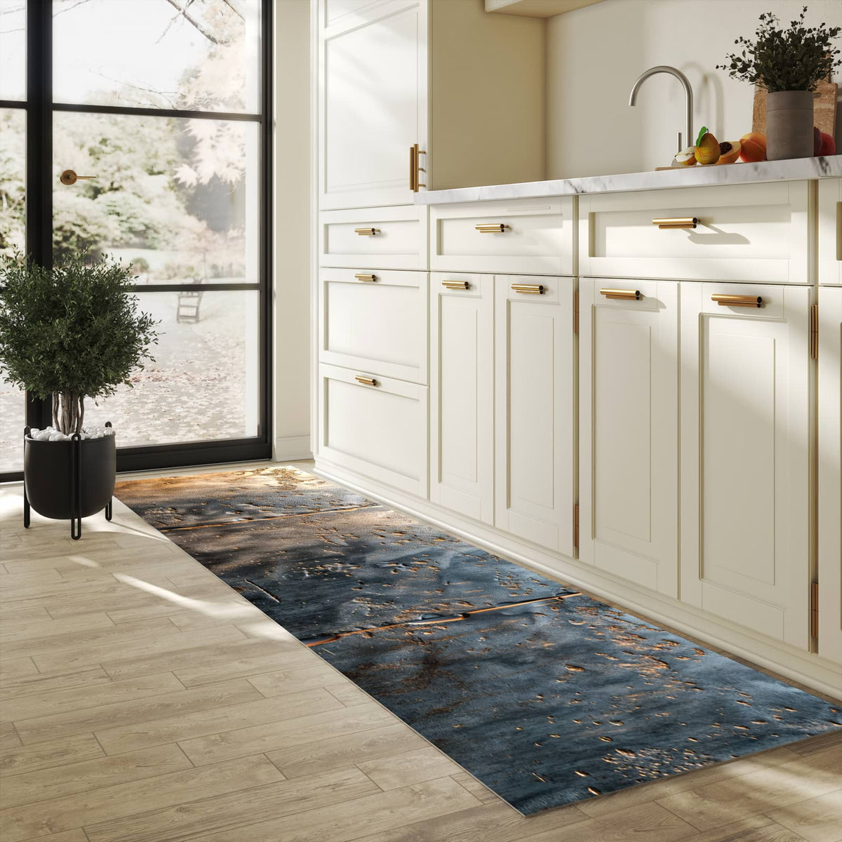 Feuchtigkeitsresistenter Küchenteppich mit Motiv Metalltextur in heller Küche
