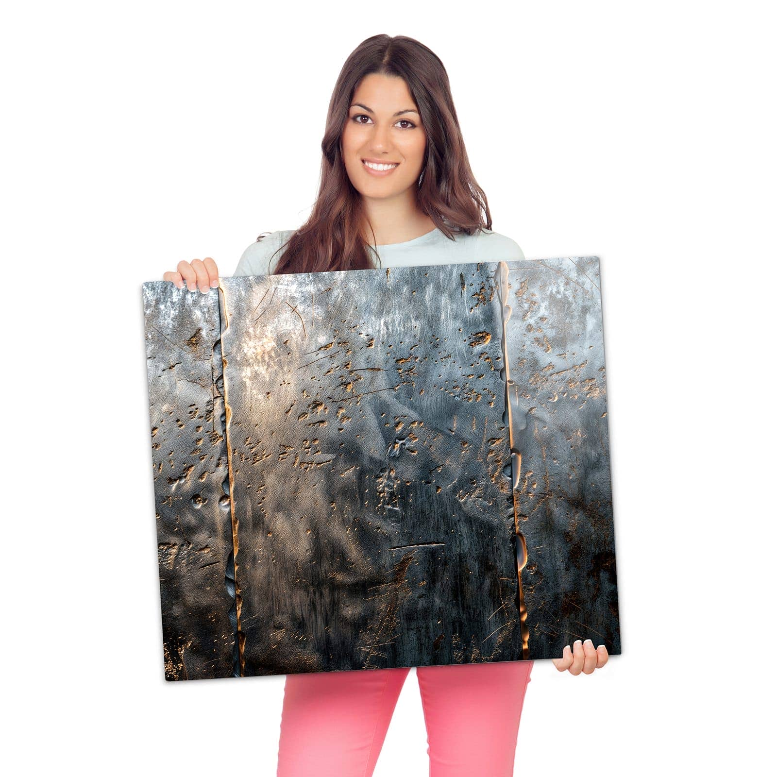 Glasplatte für Herd mit Metalltextur-Motiv wird zur Größendarstellung gehalten