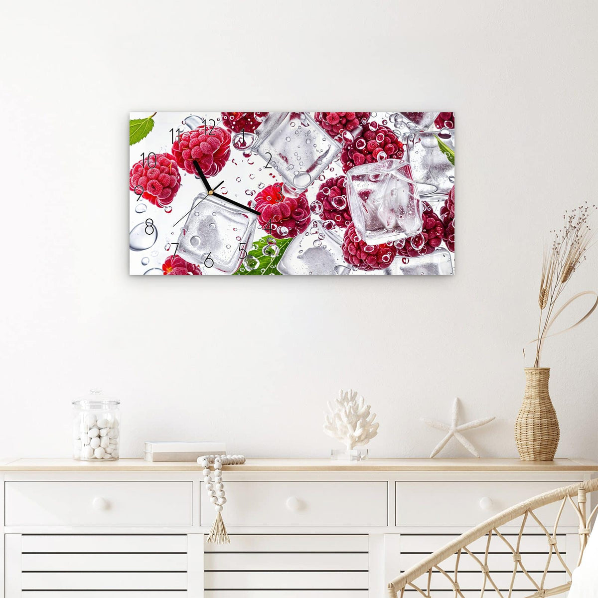 Wanduhr Himbeereis aus Glas – Querformat 60 × 30 cm – Himbeeren zwischen Eiswürfeln