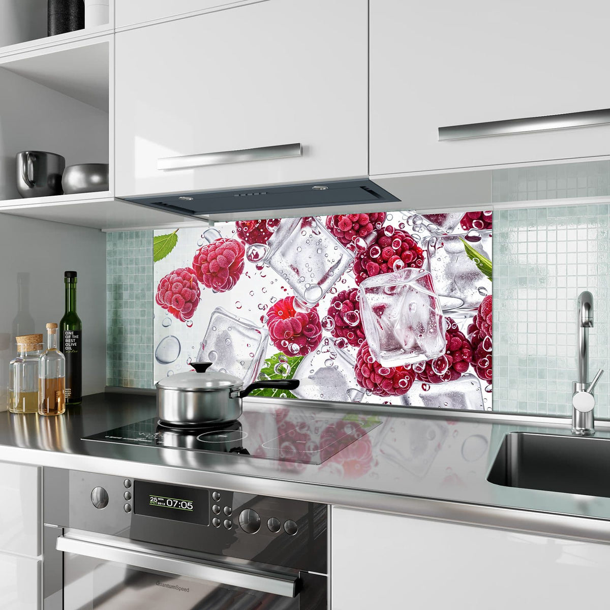 Küchenrückwand aus Glas Himbeeren im Eis im Hochformat als Spritzschutz hinter dem Kochfeld, über dem Fliesenspiegel montiert
