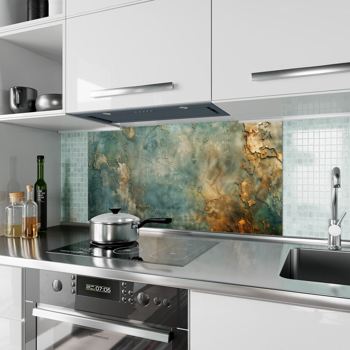 Küchenrückwand aus Glas Türkise Patina mit Gold im Hochformat als Spritzschutz hinter dem Kochfeld, über dem Fliesenspiegel montiert
