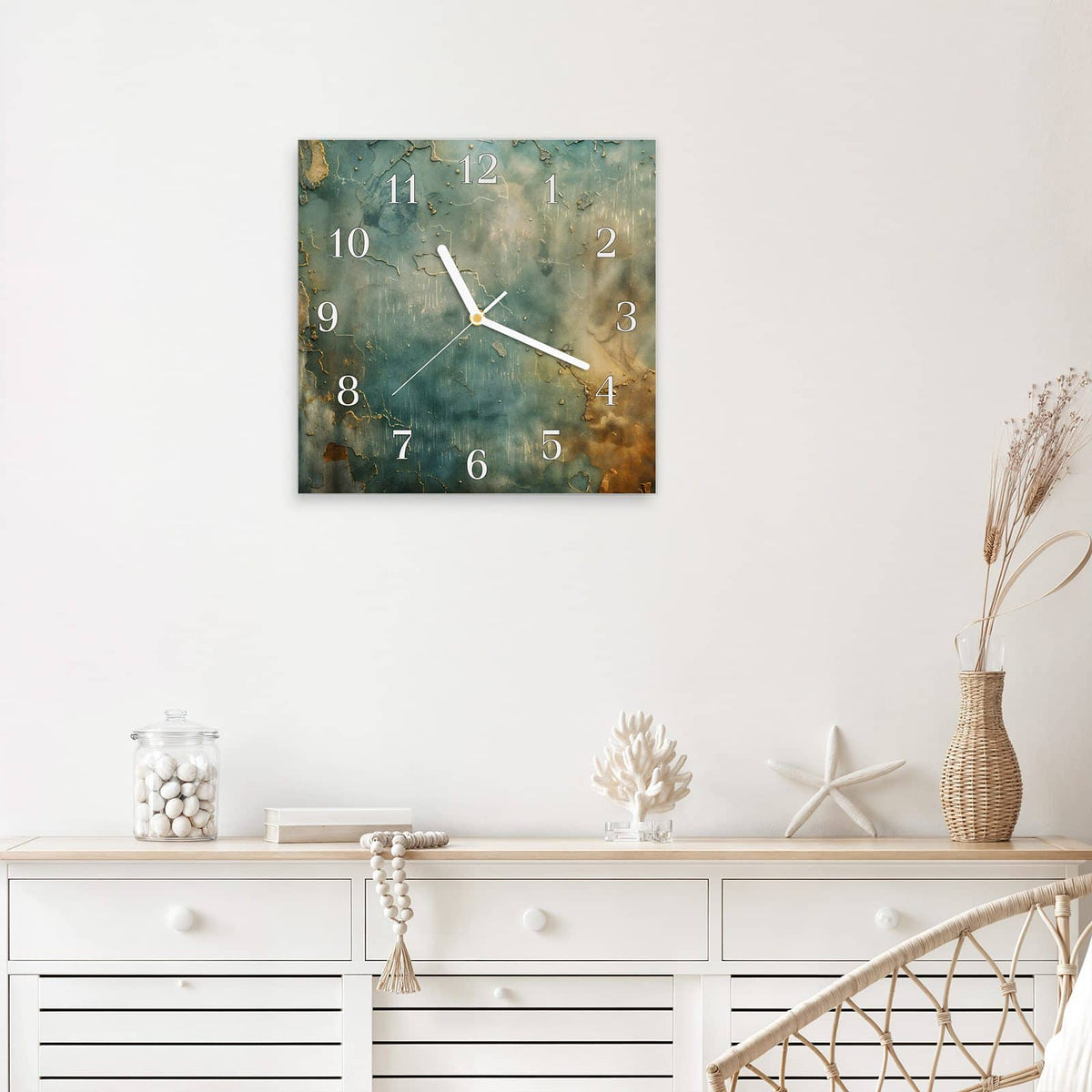 Quadratische Wanduhr aus Glas Türkise Patina mit Gold mit Ziffernblatt Klassisch über einem weißen Sideboard