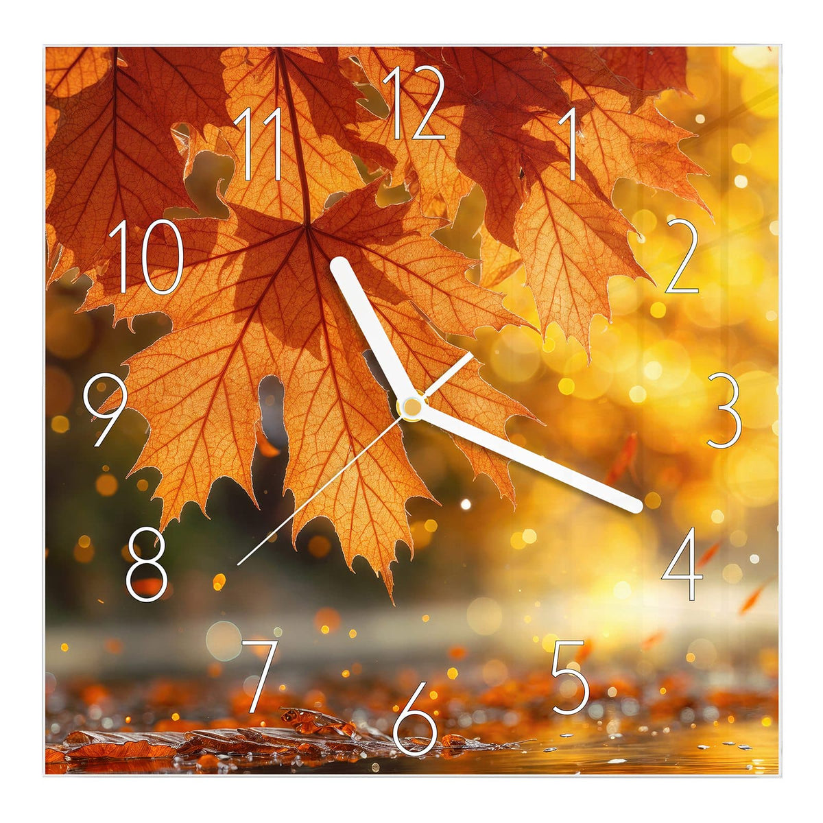 Wanduhr aus Glas, Ziffernblatt Elegant: Große orangerote Ahornblätter im Vordergrund vor goldenem Bokeh, unten nasses Laub #ziffernblatt_Elegant