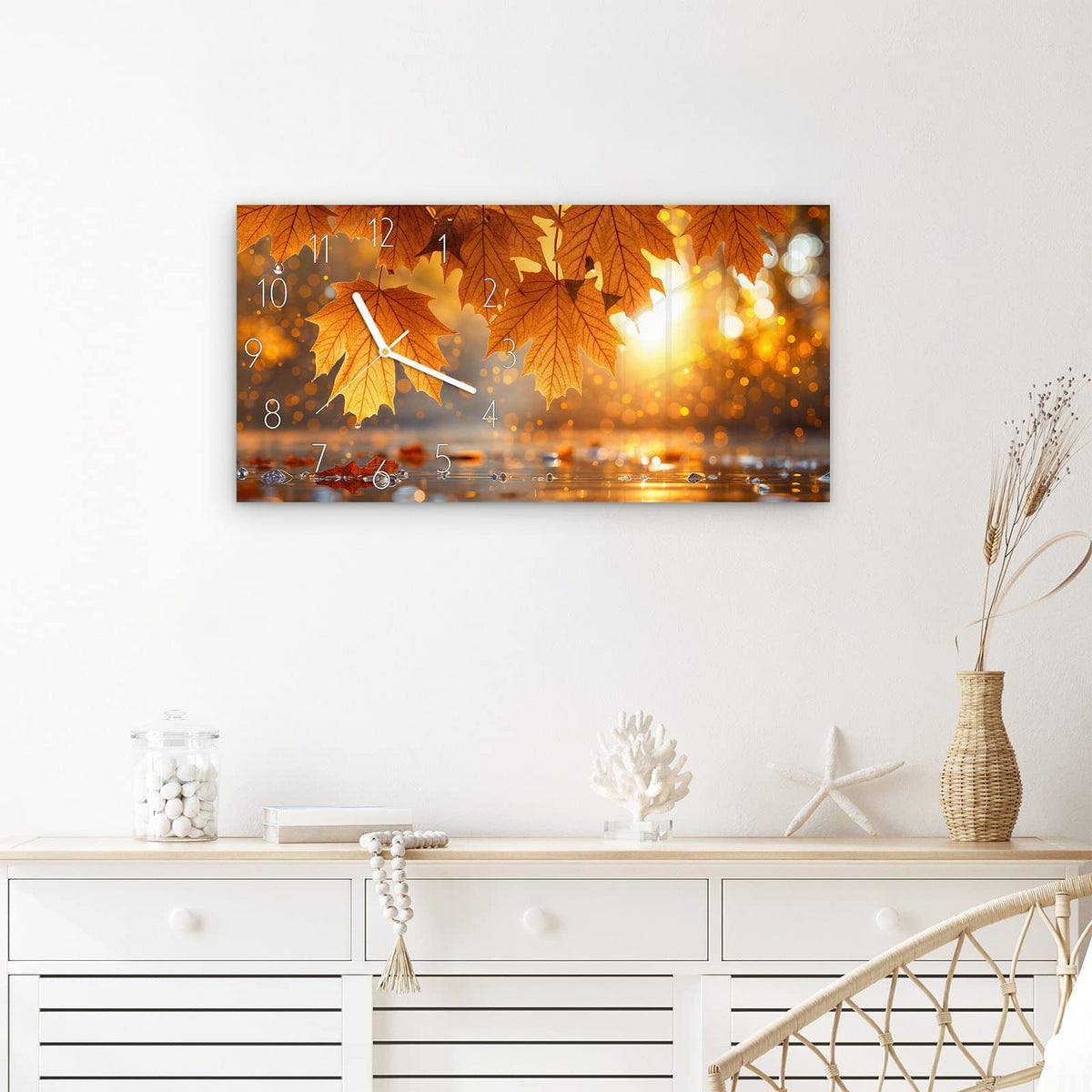 Wanduhr Goldene Herbstblätter aus Glas – Querformat 60 × 30 cm – Herbstblätter vor goldenem Hintergrund